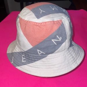 Tommy bucket hat